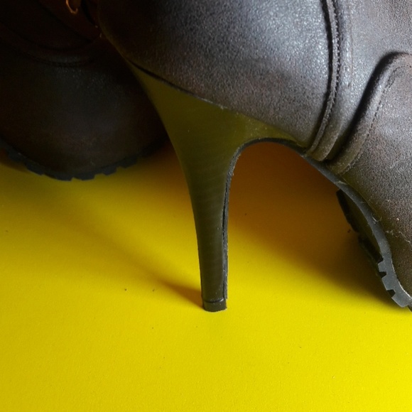 Brown stiletto lace-up boots - Picture 3 of 3